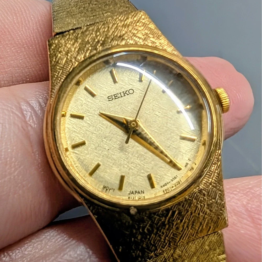 Vintage Seiko V401-1810 Gold Tone Textured Dial Dress Watch 20mm 6.25